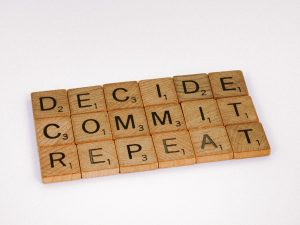 Scralle Buchstaben/Worte: decide, commit, repeat
