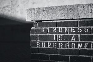 Mauer mit Schriftzug: Kindness is a superpower