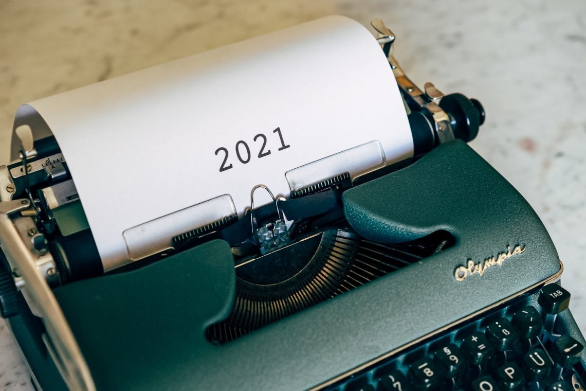 Schreibmaschine mit Blatt "2021"