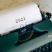 Schreibmaschine mit Blatt "2021"