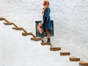junge Frau geht Treppe hoch
